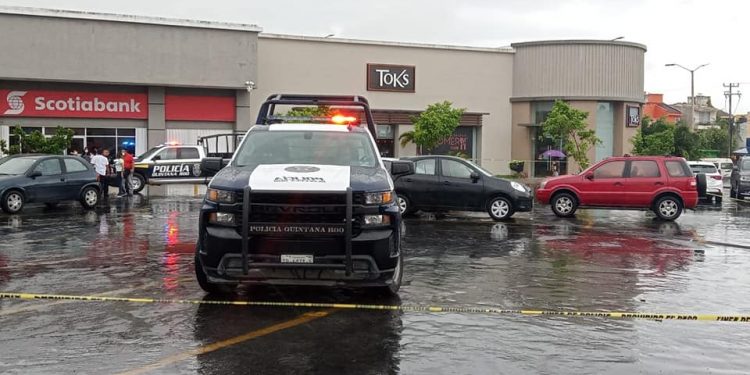 BALEAN A UN HOMBRE DENTRO DE SU VEHÍCULO EN LA SM 50 DE CANCÚN