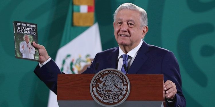AMLO PUBLICA SU NUEVO LIBRO Y LO RECOMIENDA A SUS «ADVERSARIOS»