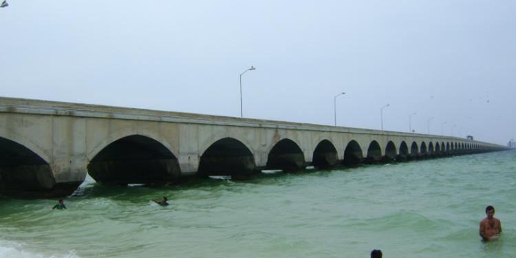 RAYO ALCANZA A DOS INFANTES QUE JUGABAN EN LA PLAYA