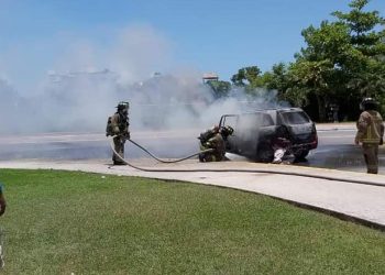 SE INCENDIA VEHÍCULO EN LA ZONA HOTELERA DE CANCÚN