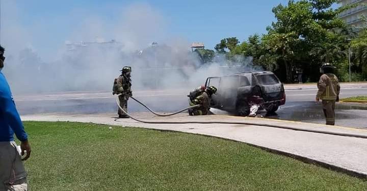 SE INCENDIA VEHÍCULO EN LA ZONA HOTELERA DE CANCÚN