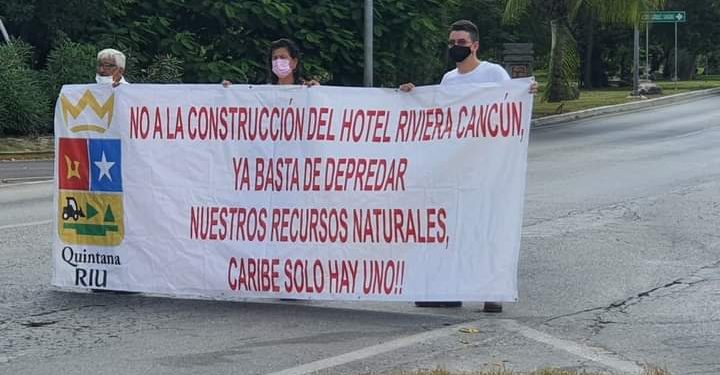 PROTESTAN AMBIENTALISTAS EN LA ENTRADA A ZONA HOTELERA PARA EVITAR CONSTRUCCIÓN HOTEL RIU RIVIERA CANCÚN