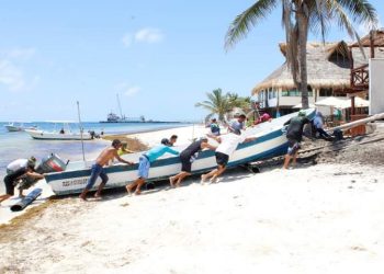 COMIENZA EL RETIRO DE EMBARCACIONES DEL MAR, PARA SU RESGUARDO EN PUERTO MORELOS