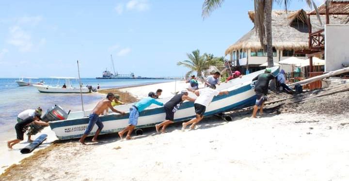 COMIENZA EL RETIRO DE EMBARCACIONES DEL MAR, PARA SU RESGUARDO EN PUERTO MORELOS