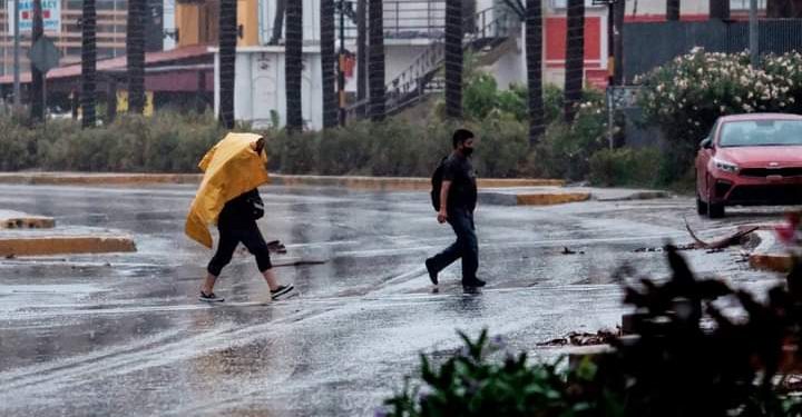 MARA LEZAMA PIDE A LOS CANCUNENSES NO SALIR DE SUS CASAS HASTA QUE SE ATIENDAN LAS AFECTACIONES