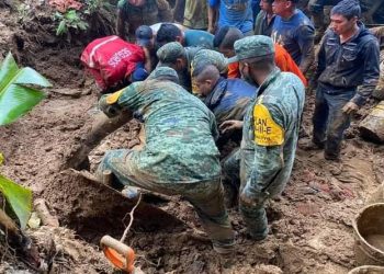 EJÉRCITO RESCATA MENOR SEPULTADO VIVO EN VERACRUZ