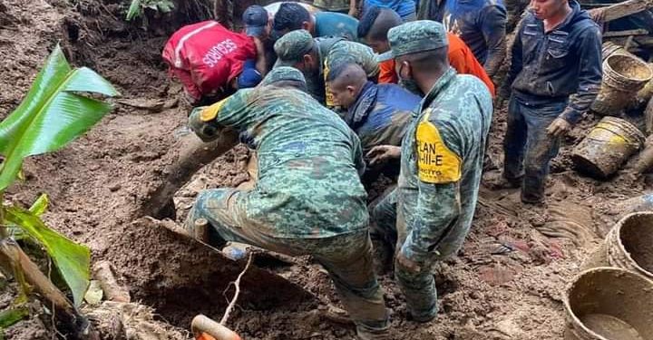 EJÉRCITO RESCATA MENOR SEPULTADO VIVO EN VERACRUZ