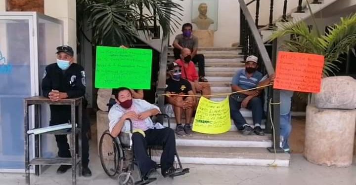 TRABAJADORES DEL PALACIO MUNICIPAL DE FELIPE CARRILLO PUERTO EXIGEN EL PAGO ATRASADO DE SU SALARIO