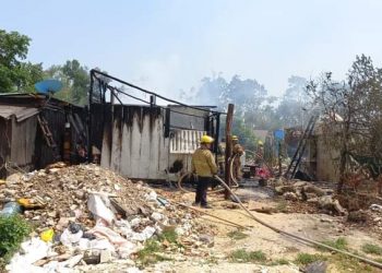 SE QUEMAN TRES VIVIENDAS EN ZONA DE INVASIÓN DE TULUM