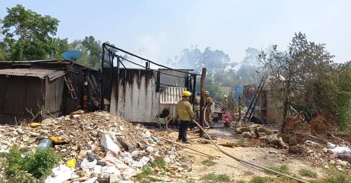 SE QUEMAN TRES VIVIENDAS EN ZONA DE INVASIÓN DE TULUM