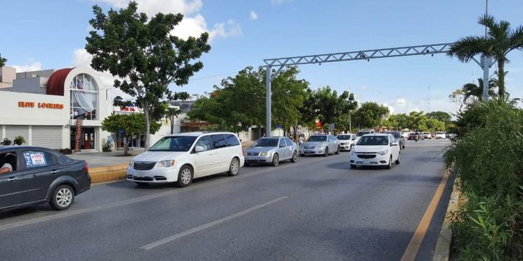 PADRES DE FAMILIA REALIZAN MANIFESTACIÓN PARA EL REGRESO A CLASES PRESENCIALES