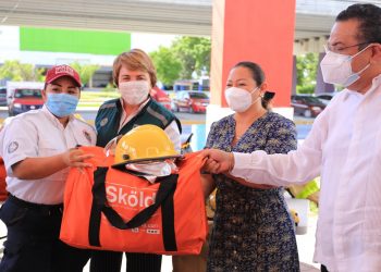 LAURA BERISTAIN ENTREGA A LOS BOMBEROS NUEVAS UNIDADES Y EQUIPOS DE PROTECCIÓN