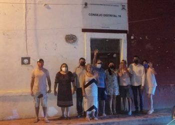 SIMPATIZANTES DE LAYDA SANSORES RESGUARDAN INSTALACIONES ELECTORALES