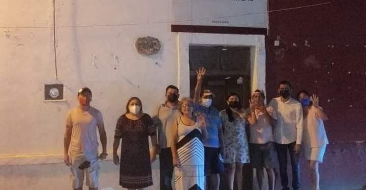 SIMPATIZANTES DE LAYDA SANSORES RESGUARDAN INSTALACIONES ELECTORALES