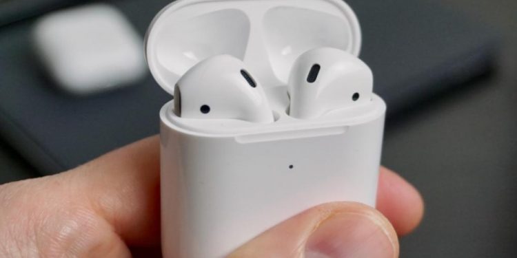 CON AIRPODS GRATIS, MOTIVAN A JÓVENES A VACUNARSE EN EU