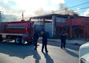ESTÁ TARDE UN VORAZ INCENDIO CONSUMIÓ UNA RECICLADORA EN LA SM 228 DE CANCÚN
