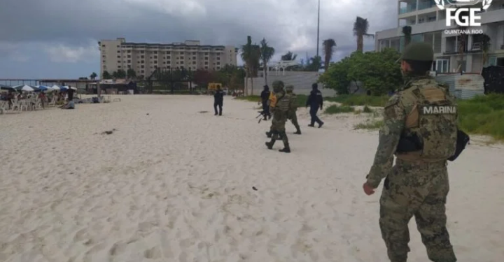 RECUPERAN AUTORIDADES ESPACIOS EN LA PLAYA LANGOSTA DE CANCÚN