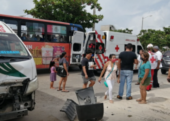 ACCIDENTE DE COMBI DEJA A DIEZ PERSONAS LESIONADAS EN CANCÚN