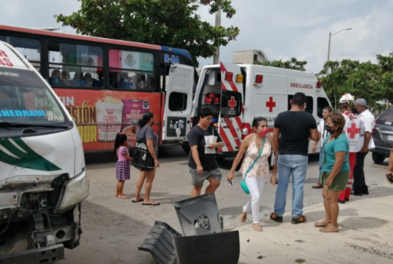 ACCIDENTE DE COMBI DEJA A DIEZ PERSONAS LESIONADAS EN CANCÚN