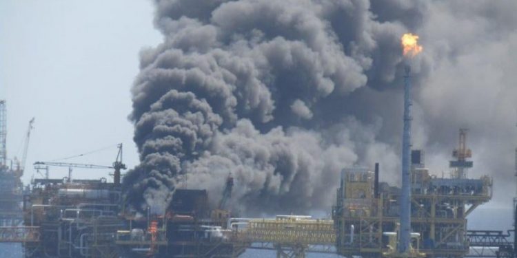 INCENDIO EN PLATAFORMA DE PEMEX DEJA CINCO LESIONADOS