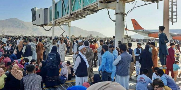 SEIS PERSONAS MUERTAS POR EL CAOS EN EL AEROPUERTO DE KABUL, SEGÚN TESTIGOS