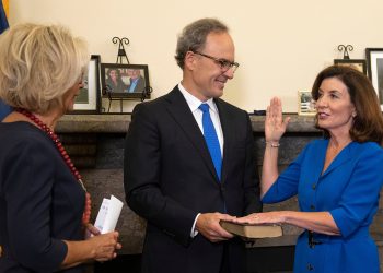 KATHY HOCHUL, NUEVA GOBERNADORA DE NUEVA YORK, TOMA POSESIÓN DE SU CARGO