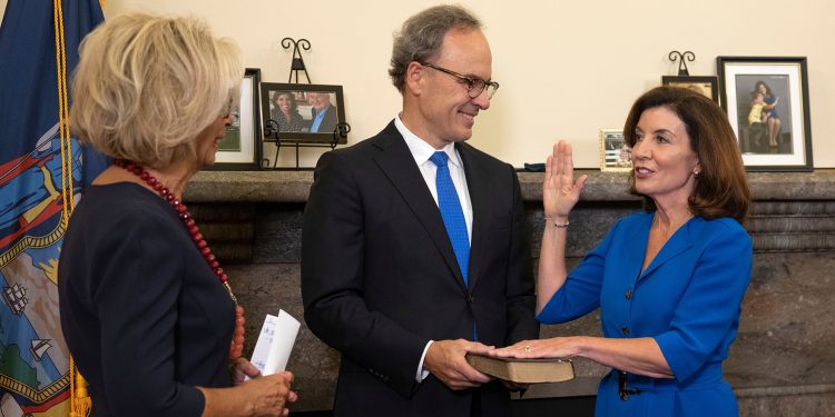 KATHY HOCHUL, NUEVA GOBERNADORA DE NUEVA YORK, TOMA POSESIÓN DE SU CARGO