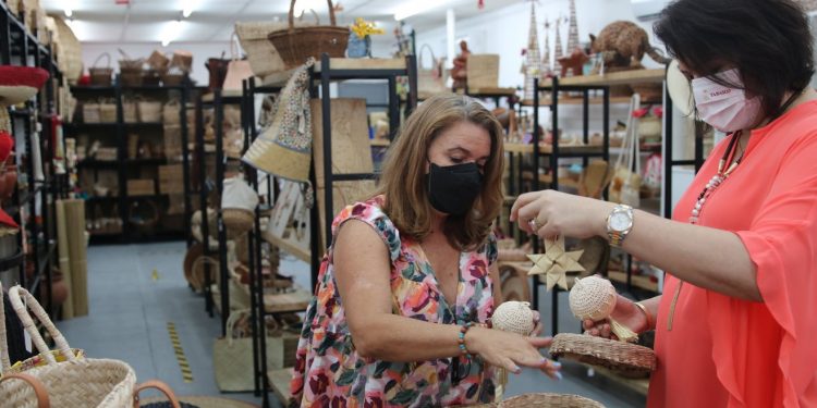 RECONOCE PRESIDENTA DEL DIF  TALENTO DE ARTESANOS TABASQUEÑOS