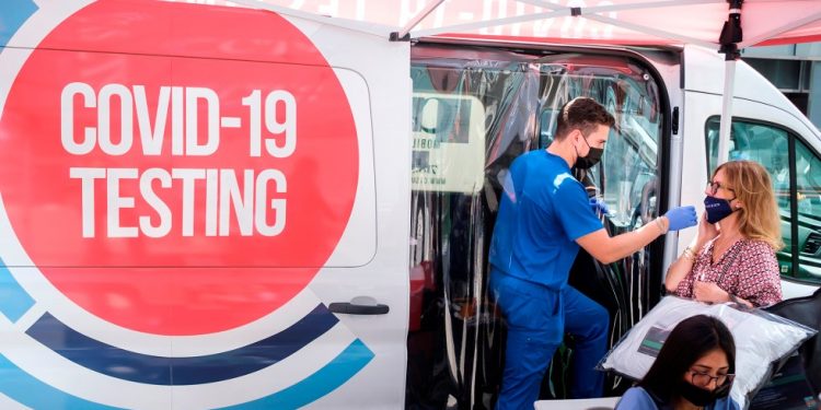 EU NO VOLVERÁ A LOS CONFINAMIENTOS PESE A AUMENTO DE CASOS DE COVID-19