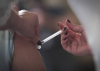 HOMBRE SE VACUNA CINCO VECES CONTRA EL COVID-19 EN BRASIL