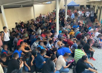 RESCATAN AGENTES FEDERALES DEL INM A 327 PERSONAS EXTRANJERAS HACINADOS EN CASA DE SEGURIDAD EN CADEREYTA