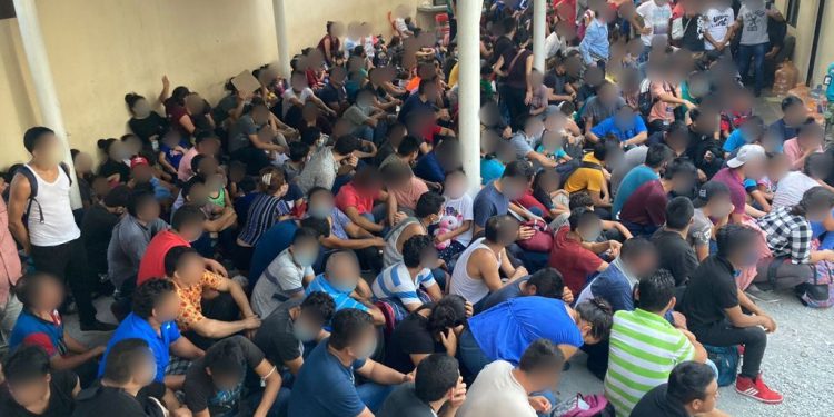 RESCATAN AGENTES FEDERALES DEL INM A 327 PERSONAS EXTRANJERAS HACINADOS EN CASA DE SEGURIDAD EN CADEREYTA