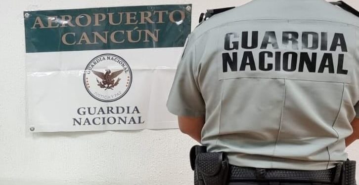 DETIENEN EN AEROPUERTO DE CANCÚN A BRASILEÑO CON MÁS DE UN MILLÓN DE PESOS SIN DECLARAR