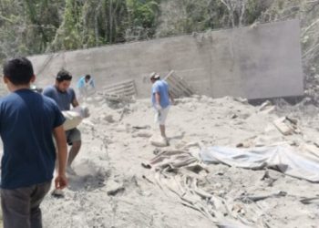 SE VUELCA CAMIÓN EN LAS ‘CURVAS DEL DIABLO’ DE JOSÉ MARÍA MORELOS Y CIUDADANOS SAQUEAN CARGA DE CEMENTO