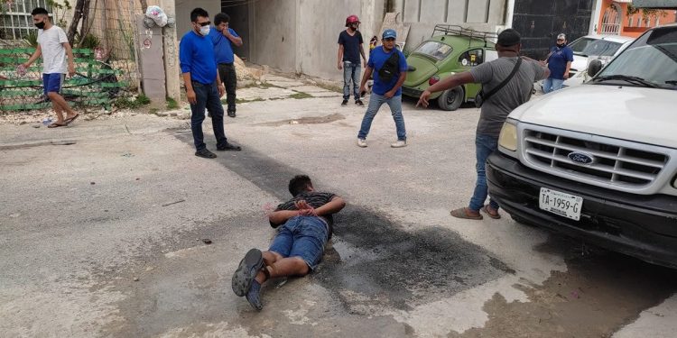 PRESUNTO LADRÓN ES SOMETIDO Y AMARRADO POR VECINOS EN VILLAS DEL MAR CANCÚN