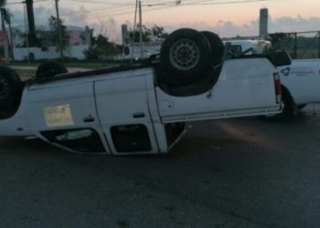 VUELCA CAMIONETA EN EL BULEVAR COLOSIO; HAY TRES HERIDOS