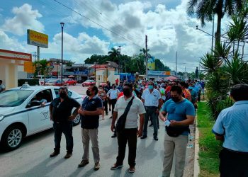 MARCHAN 200 SINDICALIZADOS MUNICIPALES EN FELIPE CARRILLO PUERTO PARA EXIGIR SUS PAGOS