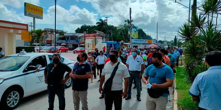 MARCHAN 200 SINDICALIZADOS MUNICIPALES EN FELIPE CARRILLO PUERTO PARA EXIGIR SUS PAGOS