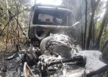 TRÁILER SE SALE DEL CAMINO Y TERMINA INCENDIADO EN TRAMO CARRETERO DE FELIPE CARRILLO PUERTO