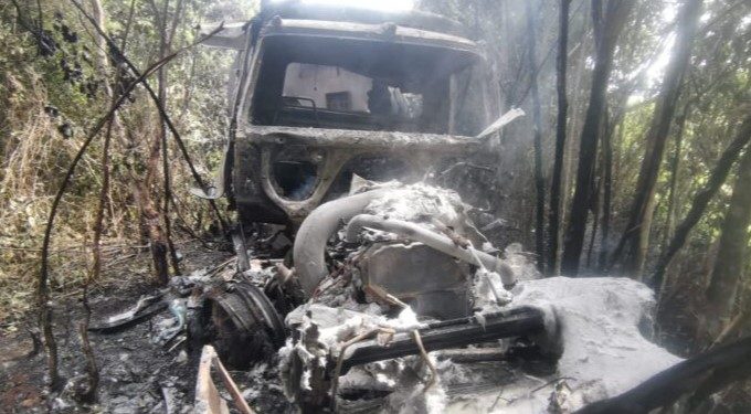 TRÁILER SE SALE DEL CAMINO Y TERMINA INCENDIADO EN TRAMO CARRETERO DE FELIPE CARRILLO PUERTO