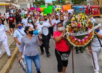 TRABAJADORES DEL SECTOR HOTELERO MARCHAN EN PUERTO AVENTURAS PARA EXIGIR JUSTICIA POR EL FEMINICIDIO DE LUCELY