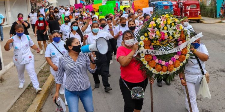 TRABAJADORES DEL SECTOR HOTELERO MARCHAN EN PUERTO AVENTURAS PARA EXIGIR JUSTICIA POR EL FEMINICIDIO DE LUCELY