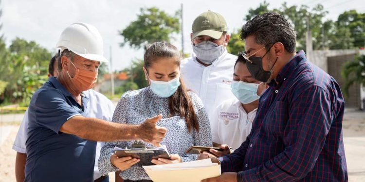 FUNCIONARIOS DE SEDATU SUPERVISAN OBRAS EN FELIPE CARRILLO PUERTO JUNTO CON LA PRESIDENTE MUNICIPAL ELECTA