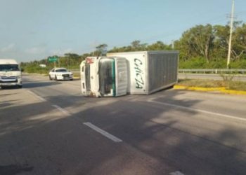 CAMIONETA SE ACCIDENTA EN EL TRAMO CARRETERO PLAYA DEL CARMEN-PUERTO MORELOS