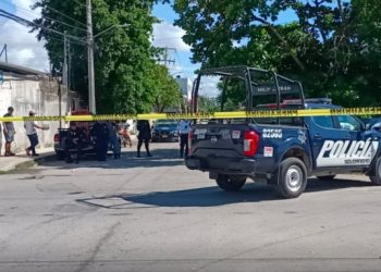 VUELCAN MUJER CON BEBÉ TRAS CHOQUE CON PATRULLA EN PLAYA DEL CARMEN