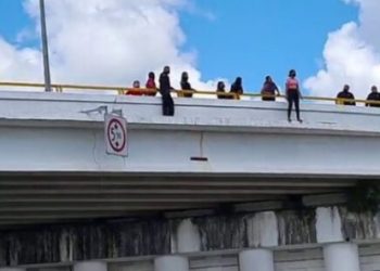 MUJER INTENTA LANZARSE DESDE UN PUENTE EN CHETUMAL; POLICÍAS LA SOMETEN