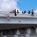MUJER INTENTA LANZARSE DESDE UN PUENTE EN CHETUMAL; POLICÍAS LA SOMETEN