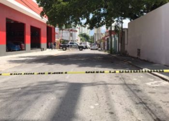 ATACAN A BALAZOS A UN HOMBRE CUANDO BAJABA DE UNA CAMIONETA EN LA SM 64 DE CANCÚN