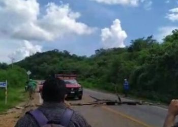 TRABAJADORES MUNICIPALES BLOQUEAN LA CARRETERA EN JOSÉ MARÍA MORELOS
