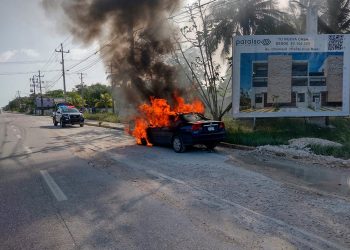 POR FALLA MECÁNICA SE INCENDIA VEHÍCULO EN PLAYA DEL CARMEN